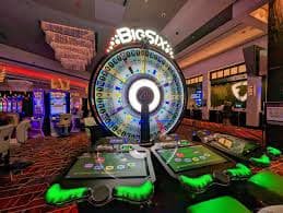 Antarmuka taruhan intuitif dengan opsi fold, check, dan bet Antarmuka taruhan Wild Fireworks dengan opsi fold, check, bet di layar paradewa slot